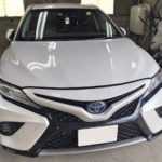 自動車ガラス交換、トヨタ　カムリ　フロントガラス交換（純正ガラス）施工で入庫。