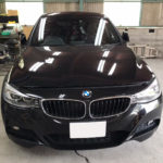 自動車ガラス交換、BMW   3シリーズ　フロントガラス交換（輸入ガラス）施工で入庫。