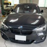 自動車ガラス交換、BMW   118d　フロントガラス交換（純正ガラス）施工で入庫。