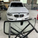 自動車ガラス交換、BMW　1シリーズ　フロントガラス交換施工で入庫。