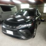 自動車ガラス交換、トヨタ　ハリアー　フロントガラス交換（純正ガラス）施工で入庫。