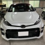自動車ガラス交換、トヨタ　GRヤリス　フロントガラス交換（純正ガラス）施工で入庫。