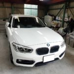 自動車ガラス交換、BMW １シリーズ　フロントガラス交換（純正ガラス）施工で入庫。