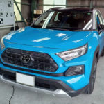 自動車ガラス交換、トヨタ　RAV4　フロントガラス交換（純正ガラス）施工で入庫。