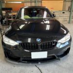 自動車ガラス交換、BMW M3　フロントガラス交換（OEM）施工で入庫。