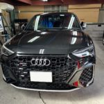 自動車ガラス交換、アウディ　RS Q3　フロントガラス交換（純正ガラス）施工で入庫。