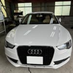 自動車ガラス交換、アウディ　A5　フロントガラス交換（サンテクト）施工で入庫。