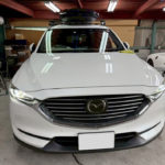 自動車ガラス交換、マツダ　CX-8　フロントガラス交換（輸入ガラス）施工で入庫。
