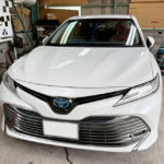 自動車ガラス交換、トヨタ　カムリ　フロントガラス交換（輸入ガラス）施工で入庫。