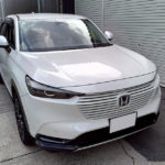 自動車ガラス交換、ホンダ　ヴェゼル　フロントガラス交換（輸入ガラス）施工で入庫。