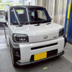 自動車ガラス交換、ダイハツ　タフト　フロントガラス交換（輸入ガラス）施工で入庫。