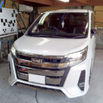 自動車ガラス交換、トヨタ　ノア　フロントガラス交換（輸入ガラス）施工で入庫。