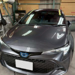 自動車ガラス交換、トヨタ　カローラスポーツ　フロントガラス交換（純正ガラス）施工で入庫。