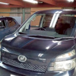 自動車ガラス交換、トヨタ　ヴォクシー　フロントガラス交換（輸入ガラス）施工で入庫。