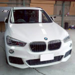 自動車ガラス交換、BMW  X1　フロントガラス交換（純正ガラス）施工で入庫。