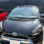 自動車ガラス交換、トヨタ　シエンタ　フロントガラス交換（輸入ガラス）施工で入庫。