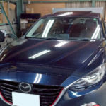 自動車ガラス交換、マツダ アクセラ フロントガラス交換(純正ガラス)施工で入庫。