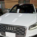 自動車ガラス交換、アウディ Q2 フロントガラス交換(純正ガラス)施工で入庫。