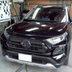 自動車ガラス交換、トヨタ　RAV4　フロントガラス交換（輸入ガラス）施工で入庫。