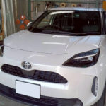 自動車ガラス交換、トヨタ　ヤリスクロス　フロントガラス交換（純正ガラス）施工で入庫。