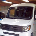 自動車ガラス交換、ホンダ N-VAN フロントガラス交換(輸入ガラス)施工で入庫。