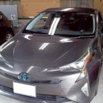 自動車ガラス交換、トヨタ　プリウス　フロントガラス交換（輸入ガラス）施工で入庫。