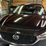 自動車ガラス交換、マツダ CX-30 フロントガラス交換(輸入ガラス)施工で入庫。