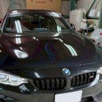 自動車ガラス交換、BMW  M4　フロントガラス交換（純正ガラス）施工で入庫。