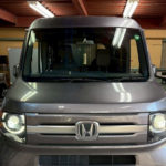 自動車ガラス交換、ホンダ N-VAN フロントガラス交換(輸入ガラス)施工で入庫。