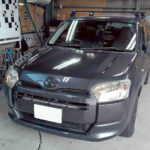 自動車ガラス交換、トヨタ　プロボックス　フロントガラス交換（輸入ガラス）施工で入庫。