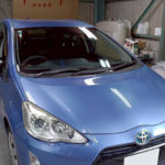 自動車ガラス交換、トヨタ　アクア　フロントガラス交換（輸入ガラス）施工で入庫。