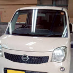 自動車ガラス交換、日産　モコ　フロントガラス交換（輸入ガラス）施工で入庫。