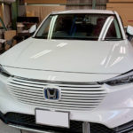 自動車ガラス交換、ホンダ　ヴェゼル　フロントガラス交換（輸入ガラス）施工で入庫。