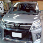 自動車ガラス交換、トヨタ　ヴォクシー　フロントガラス交換（サンテクト）施工で入庫。