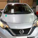 自動車ガラス交換、日産　ノート　フロントガラス交換（輸入ガラス）施工で入庫。