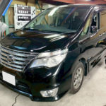 自動車ガラス交換、日産　セレナ　フロントガラス交換（輸入ガラス）施工で入庫。