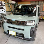 自動車ガラス交換、ダイハツ　タフト　フロントガラス交換（純正ガラス）施工で入庫。